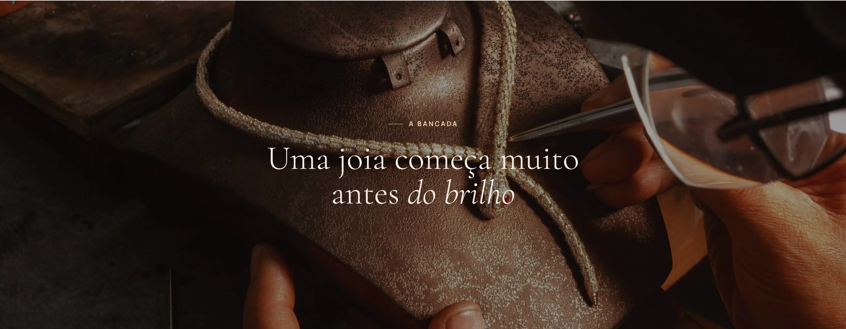 Faixa "Uma joia começa muito antes do brilho" sobre mãos de ourives trabalhando uma corrente na bancada.