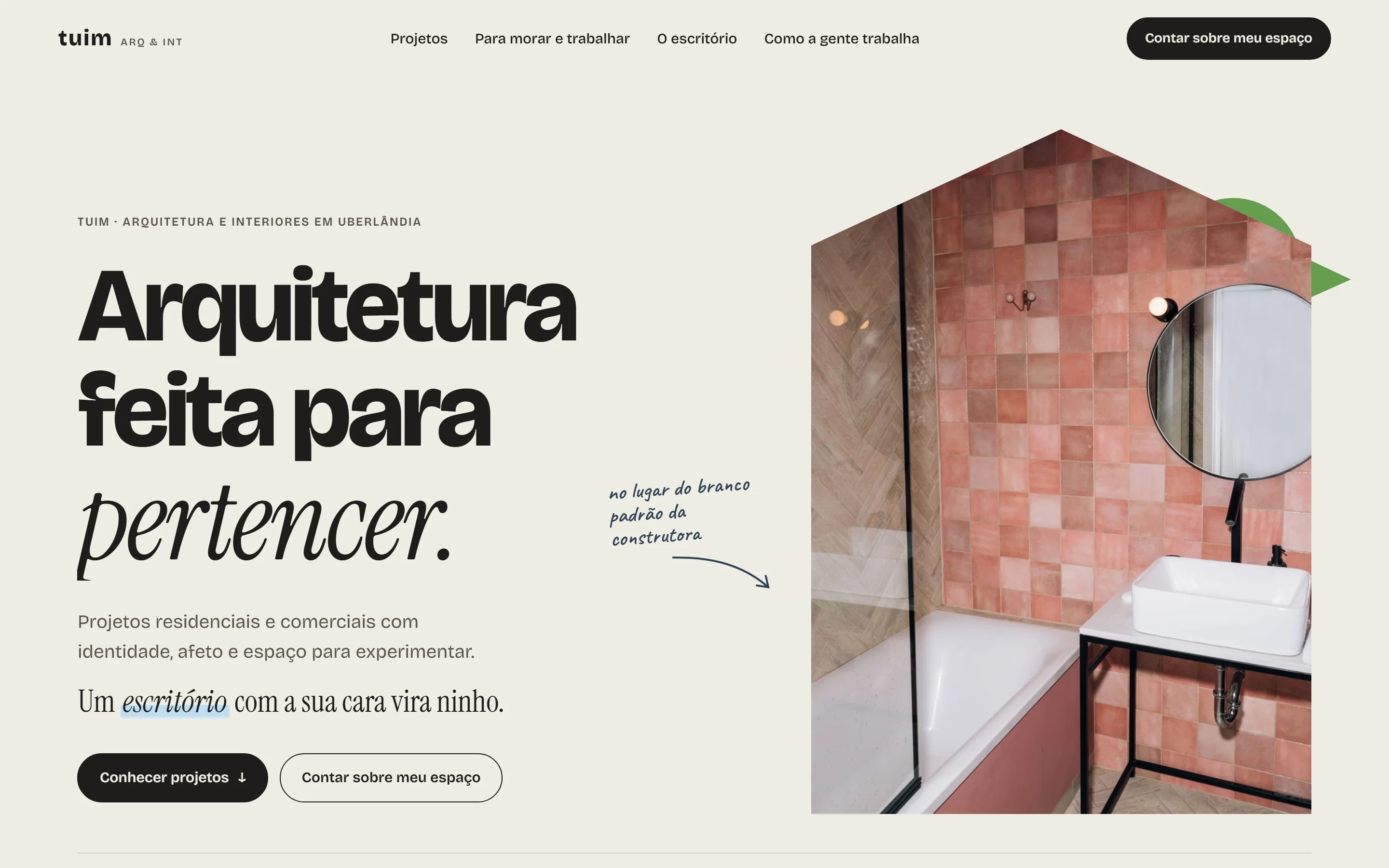 Primeira tela do projeto conceito tuim, estúdio de arquitetura: título "Arquitetura feita para pertencer" ao lado de um banheiro terracota recortado no formato de uma casa.